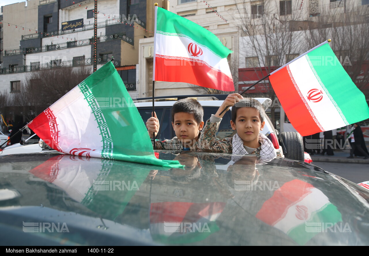 حضور دهه نودی‌ های مشهد در جشن انقلاب