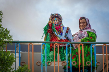 در روستای چنشت هر زنی،حتی دختربچه‌ها، باید برای عروسی، یک کلاه پر از سکه‌های عتیقه نقره سر کند. هرقدر سن افراد بیشتر باشد این کلاه باید سکه نقره بیشتری داشته باشد. سکه‌های عتیقه‌ای که همیشه در عتیقه فروشی‌ها با بالاترین قیمت تهیه می‌شوند. اما برای خود عروس از چند لایه کلاه، تاج، انواع گردنبندها با وزن سنگین و قفل‌ها و چیزهایی که هرکدامشان نماد داستانی است،استفاده می‌شود. عروسک نماد عروس و آرایش عروس است و باید در خانه هر عروسی باشد.