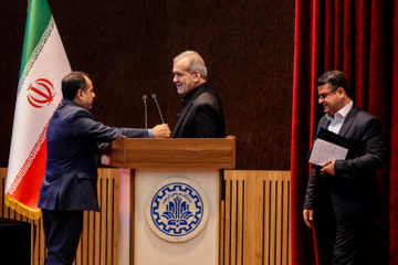 Presidente Pezeshkian asiste a la ceremonia de Día de Estudiante Universitario 