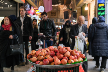 Les Téhéranais s’apprêtent à célébrer Shab-e Yalda. 