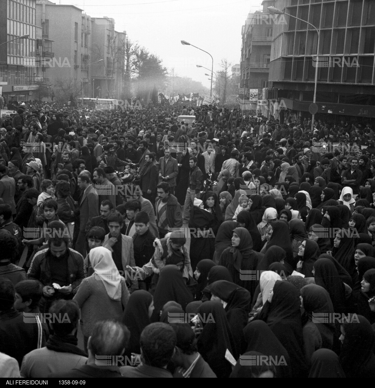 راهپیمایی مردم تهران و نماز جمعه در روز عاشورای حسینی