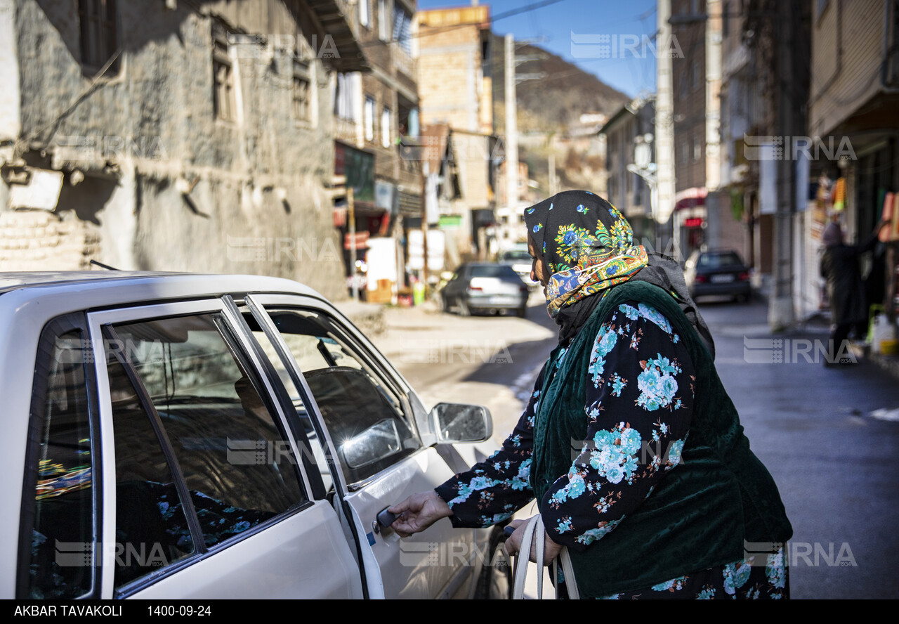 «خاله رحیمه» ؛ احیاگر هنر جاجیم بافی روستای زیارت