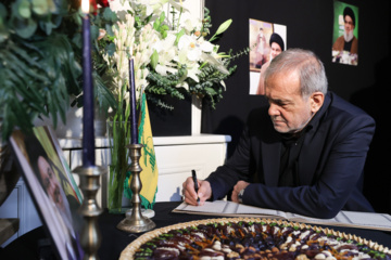 La cérémonie de condoléances pour le martyre de Sayed Hassan Nasrallah (Que sa demeure soit au Paradis) a eu lieu ce lundi 30 septembre 2024 au bureau du Hezbollah libanais  à Téhéran. Photo: Asghar Khamseh