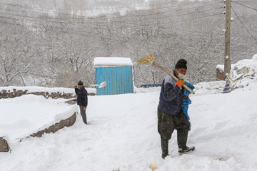 بارش برف زمستانی در روستای اسکندان اسکو