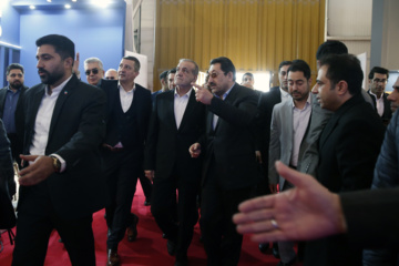 Le président iranien visite l'exposition commerciale internationale avec l'Eurasie