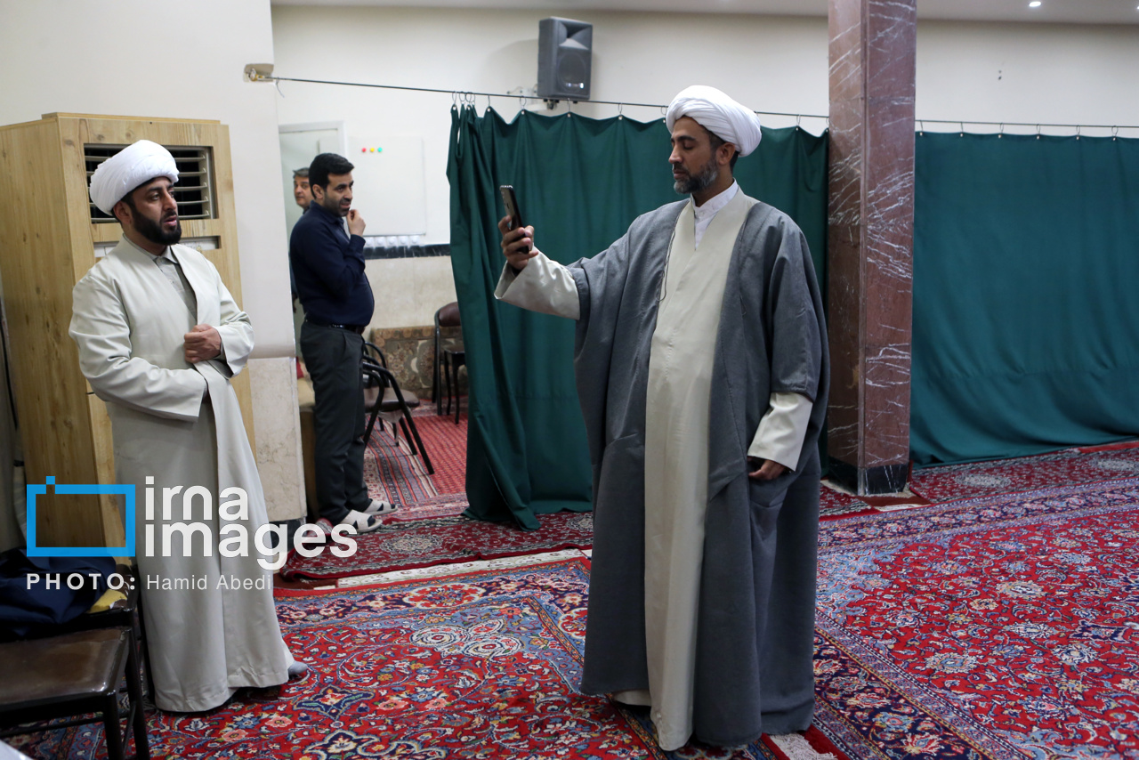 Iran : cérémonies de remise des turbans aux étudiants de l'école de théologie de Qom 