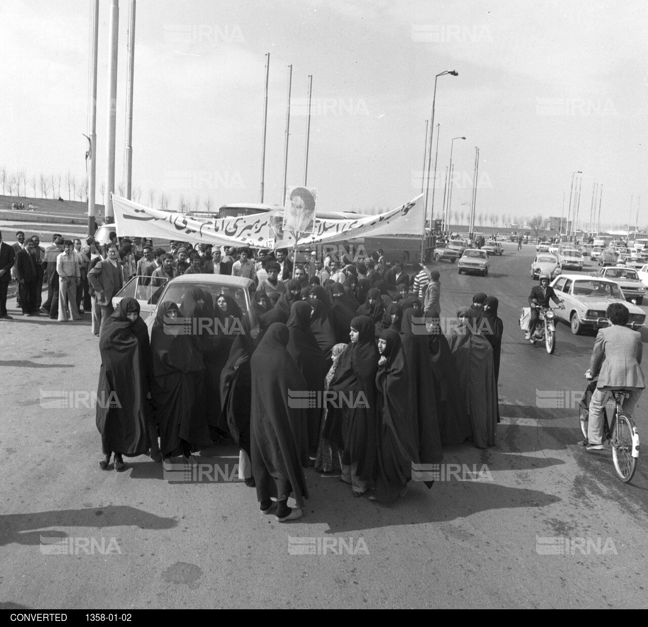 اجتماع مردم تهران در حمایت از برقراری جمهوری اسلامی - پیوستن گروههای تظاهر کننده به این اجتماع