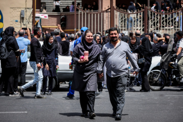 نوبت دوم آزمون سراسری ۱۴۰۳- انتظار خانواده ها در محوطه دانشکده اقتصاد دانشگاه تهران