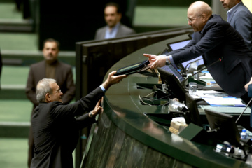 Presentación del proyecto de presupuestos para el próximo año iraní al Mayles