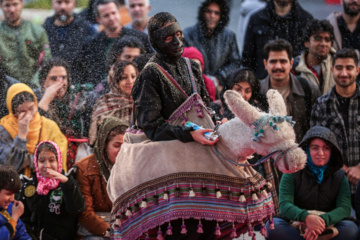 Festival de Théâtre Fajr 2025: jour 3 des spectacles de rue