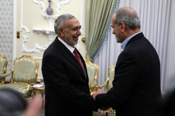 Le président du Parlement irakien, Mahmoud Al-Mashhadani, a rencontré ce lundi après-midi 3 février 2025 (15 Bahman 1403) le président iranien, Masoud Pezeshkian, pour des discussions et des échanges bilatéraux. (Mohammad Mahdi Pourarabe-IRNA)