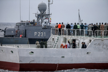 La parade des navires de surface et sous-marins, des frégates, des navires lance-missiles, des navires de transport et des sous-marins a eu lieu, ce mardi 25 février 2025, lors du dernier jour de l'exercice militaire conjoint 1403, en présence du général de brigade Seyyed Abdolrahim Mousavi, commandant en chef de l'Armée, et du vice-amiral Habibollah Sayyari, chef d'état-major et vice-coordonnateur de l'Armée, dans la mer d'Oman.