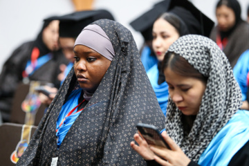 Téhéran (IRNA)-La cérémonie de remise des diplômes de 500 étrangers de 22 nationalités différentes, qui viennent de terminer leurs études dans les universités iraniennes, a eu lieu ce jeudi après-midi (12 décembre 2024) à l'université de Chiraz et dans le sanctuaire sacré de Shahcheragh (PSL). (Photo : Reza Qaderi)