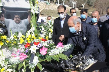 مزار "سیامند رحمان" گلباران شد