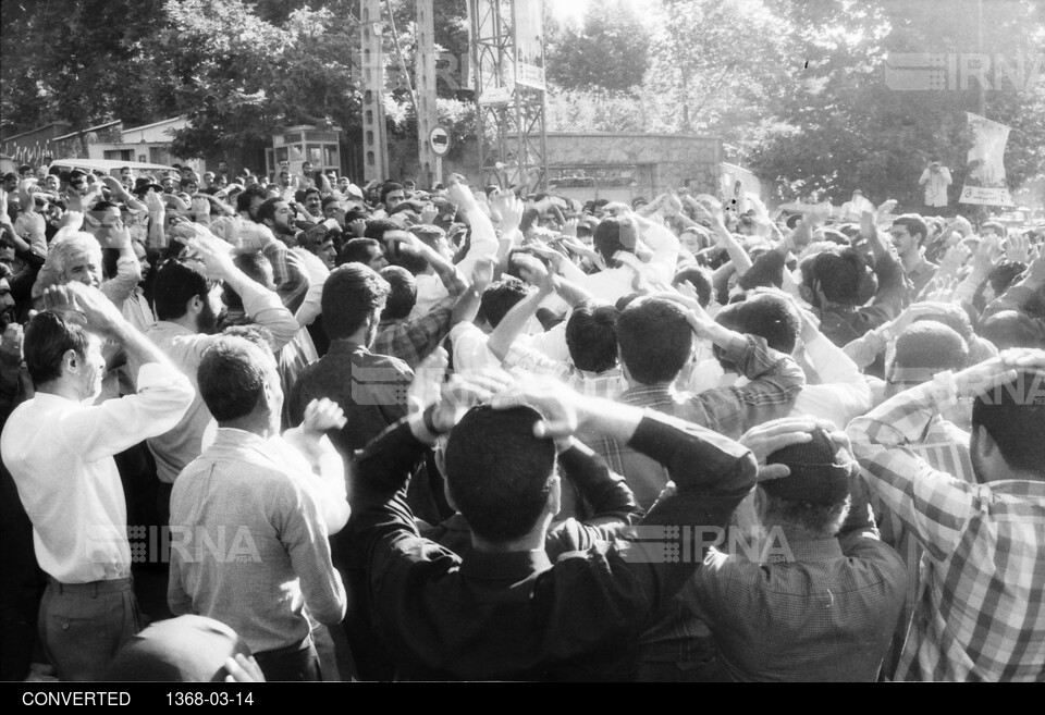 مراسم عزاداری مردم به مناسبت رحلت امام خمینی در محله جماران