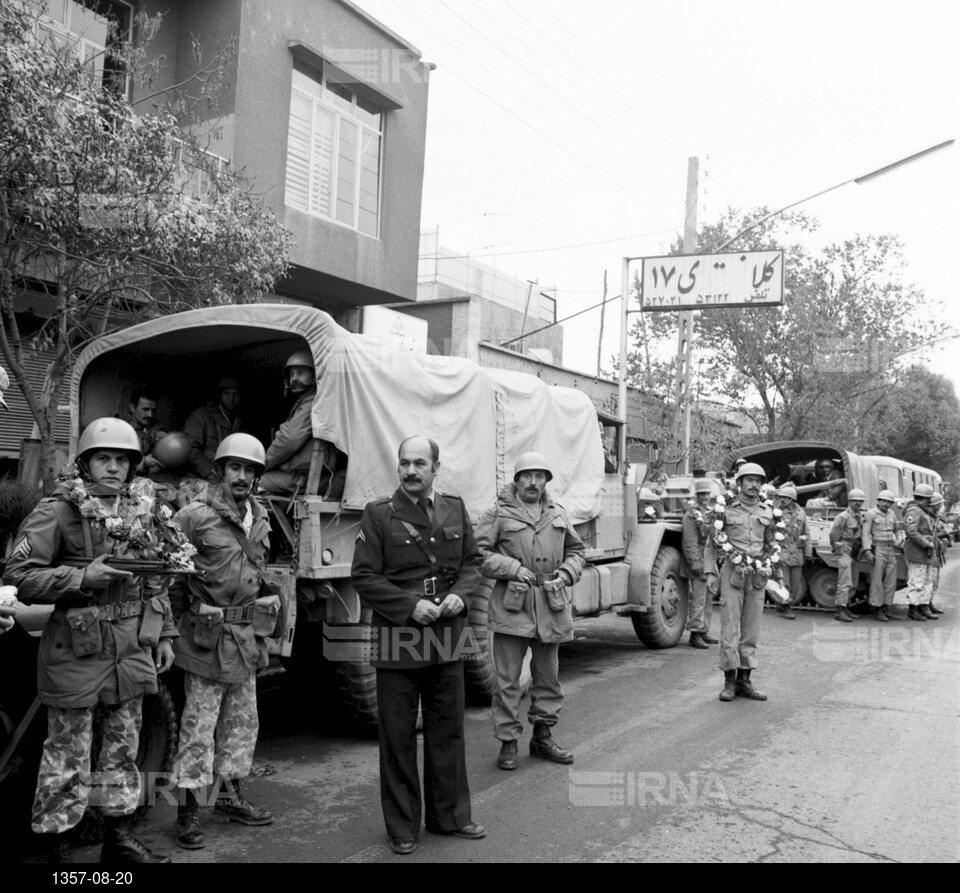 گلباران سربازان ارتش توسط مردم