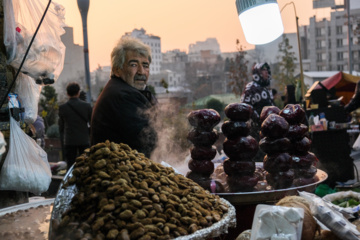 Compras para la noche de Yalda en Teherán