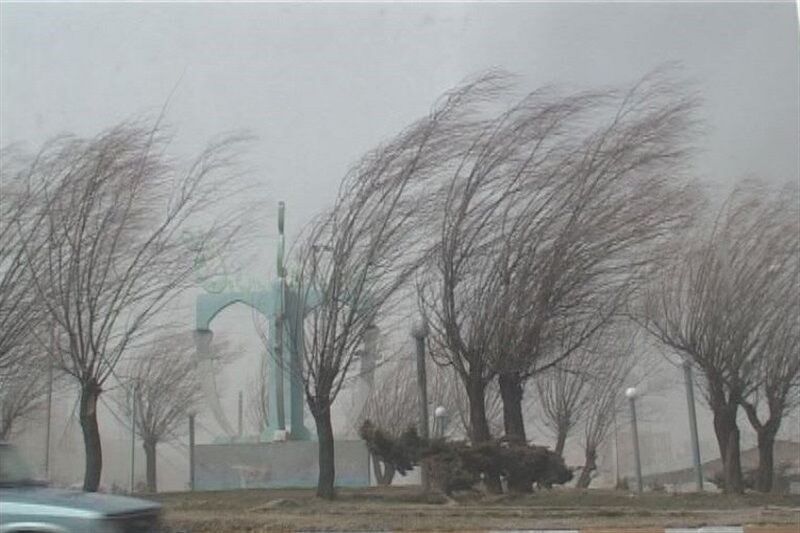 روز طبیعت  یزدی‌ها شاهد وزش باد همراه با گرد و خاک هستند