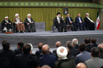 L’ayatollah Khamenei reçoit un groupe de responsables iraniens, d'ambassadeurs des pays islamiques