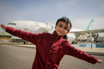 Un cadeau depuis Paris pour Danial, un jeune patient papillon iranien