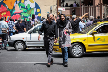 نوبت دوم آزمون سراسری ۱۴۰۳- انتظار خانواده ها در محوطه دانشکده اقتصاد دانشگاه تهران