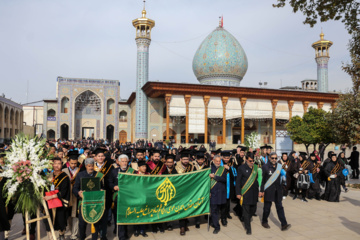 Téhéran (IRNA)-La cérémonie de remise des diplômes de 500 étrangers de 22 nationalités différentes, qui viennent de terminer leurs études dans les universités iraniennes, a eu lieu ce jeudi après-midi (12 décembre 2024) à l'université de Chiraz et dans le sanctuaire sacré de Shahcheragh (PSL). (Photo : Reza Qaderi)