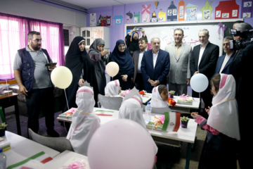 «علیرضا کاظمی» وزیر آموزش و پرورش در مراسم جشن شکوفه ها در دبستان دخترانه امام موسی صدر 