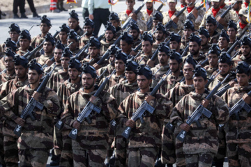 Le défilé des forces armées iraniennes à l’occasion de la Semaine sacrée de la défense