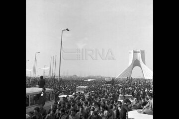 12 بهمن؛ سالروز بازگشت امام خمینی به ایران، آغاز دهه فجر