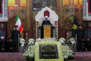 La cérémonie de commémoration du triste anniversaire du martyre de l'Imam Ali Ibn Mussa al-Reza (béni soit-il) a eu lieu mardi soir (3 septembre 2024) à Machhad en présence des serviteurs, des pèlerins et des personnes en deuil du 8ème Imam, l'Imam Reza, (Que le Salut de Dieu soit sur lui et sur sa descendance), à la Cour du Grand Prophète de son saint sanctuaire au nord-est de l’Iran. Photo : Mohsen Bakhshandeh