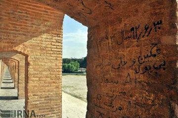 نوشته‌های روی دیوارهای اثر تاریخی مسجد جامع مهاباد پاک‌سازی شد