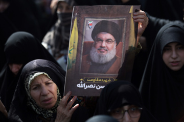 Ceremonia fúnebre en Mashhad por el general Nilforushan