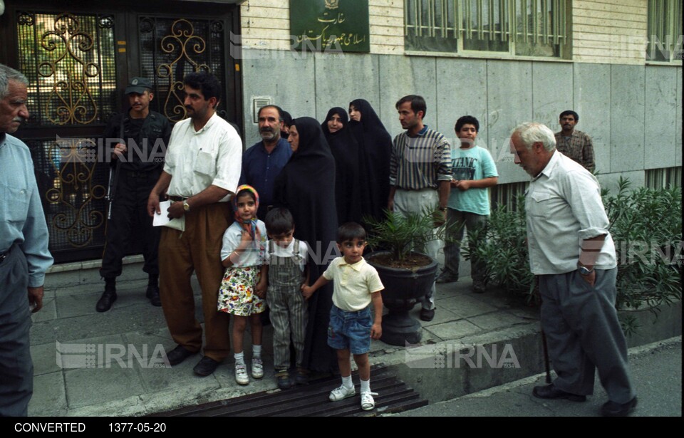 تجمع خانواده محمود صارمی خبرنگار ایرنا مقابل سفارت پاکستان