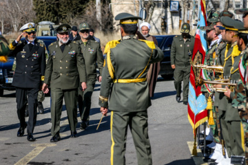 
Des véhicules tactiques, des drones et des systèmes de surveillance audio rejoignent les forces terrestres de l'armée iranienne
