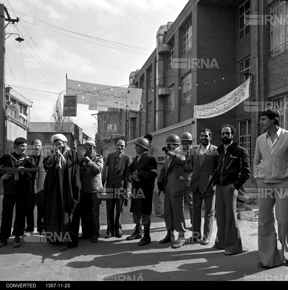 صحنه هایی از نخستین روزهای پیروزی انقلاب اسلامی