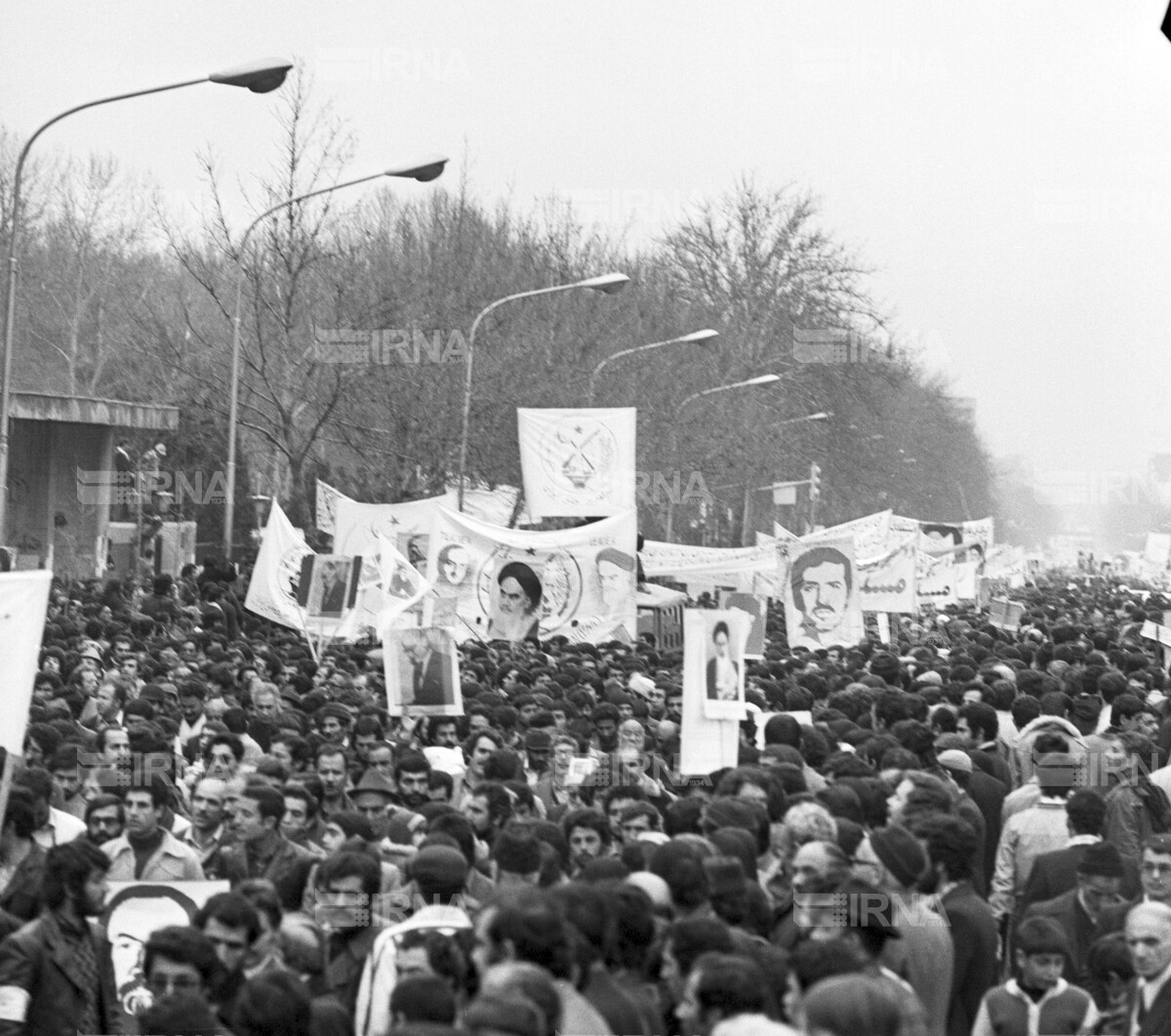 راهپیمایی مردم تهران برای پشتیبانی از دولت مهندس بازرگان