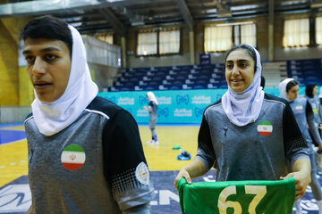 Entrenamiento del equipo femenino iraní de balonmano 
