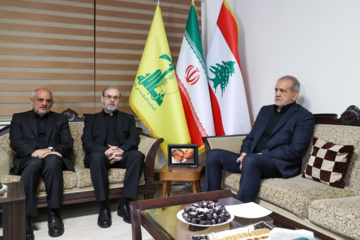 La cérémonie de condoléances pour le martyre de Sayed Hassan Nasrallah (Que sa demeure soit au Paradis) a eu lieu ce lundi 30 septembre 2024 au bureau du Hezbollah libanais  à Téhéran. Photo: Asghar Khamseh