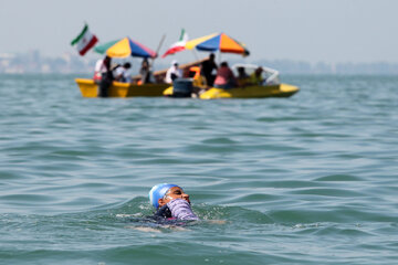 Niña de 12 años rompe el récord de natación de larga distancia de Irán