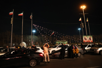 La tour Azadi de Téhéran brille à l'occasion de l'anniversaire de la révolution islamique