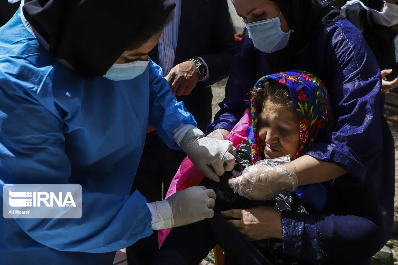 ۲۶۰ سالمند در خوزستان در مقابل ویروس کرونا واکسینه شدند