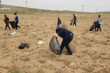 حاشیه روستای «گل‌سليمان آباد» میاندوآب در آستانه روز طبیعت پاکسازی شد