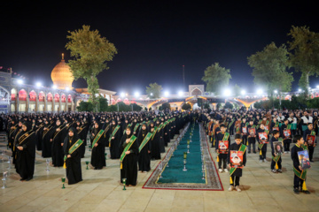 آیین لاله گردانی خادمان حرم شاهچراغ در شهادت امام رضا (ع)