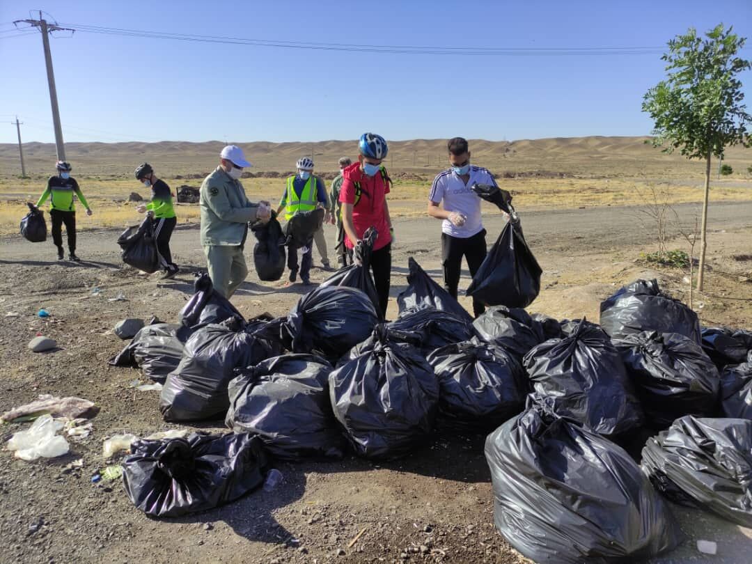 پاکسازی طبیعت توسط جمعی از دوچرخه سواران قمی