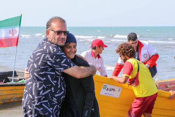 Niña de 12 años rompe el récord de natación de larga distancia de Irán