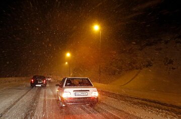 مسیرهای رفت و برگشت فیروزکوه به دلیل بارش برف لغزنده است