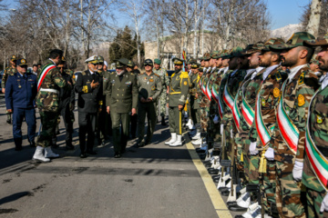 
Des véhicules tactiques, des drones et des systèmes de surveillance audio rejoignent les forces terrestres de l'armée iranienne
