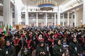 Téhéran (IRNA)-La cérémonie de remise des diplômes de 500 étrangers de 22 nationalités différentes, qui viennent de terminer leurs études dans les universités iraniennes, a eu lieu ce jeudi après-midi (12 décembre 2024) à l'université de Chiraz et dans le sanctuaire sacré de Shahcheragh (PSL). (Photo : Reza Qaderi)