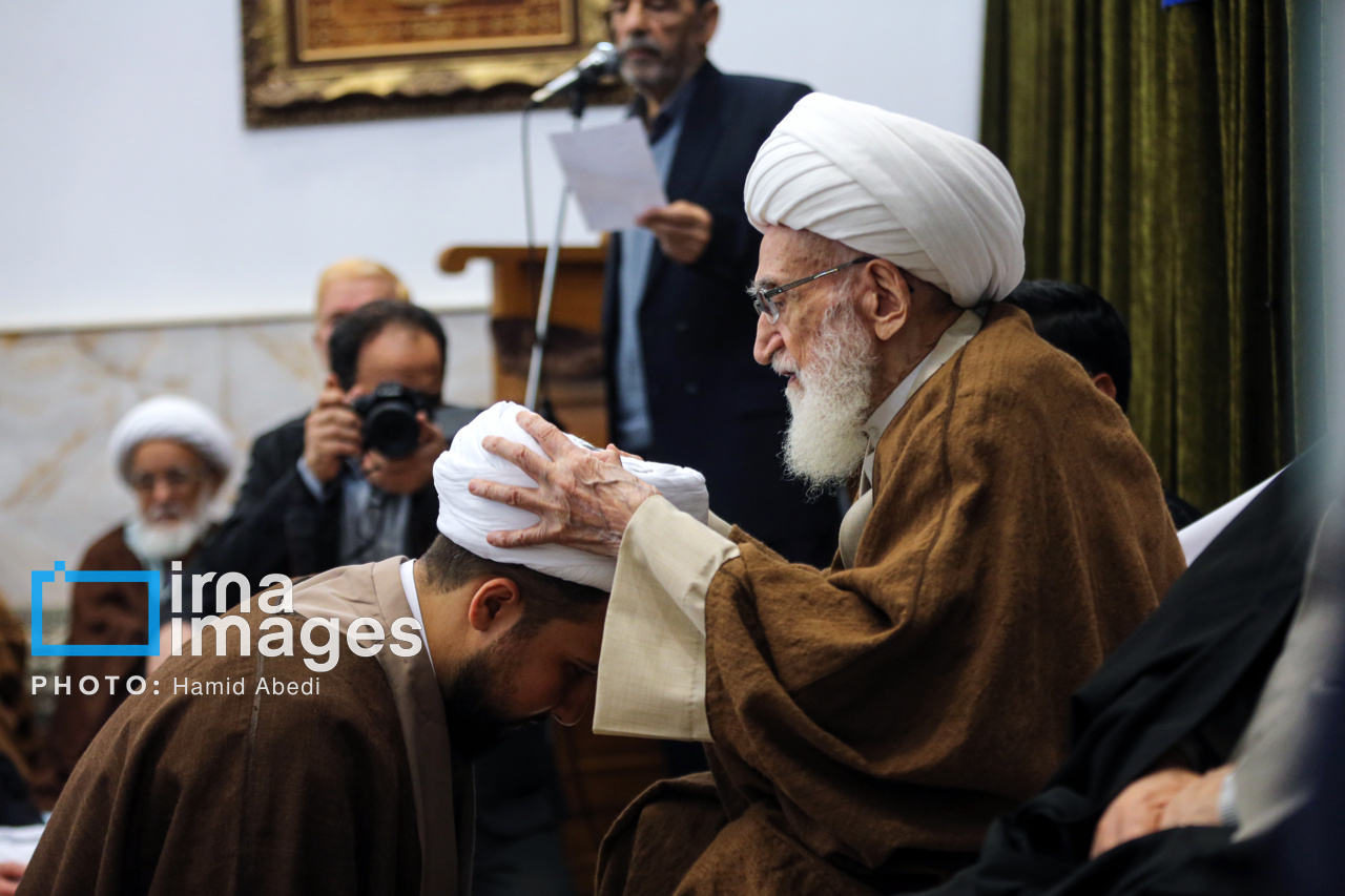 Iran : cérémonies de remise des turbans aux étudiants de l'école de théologie de Qom 