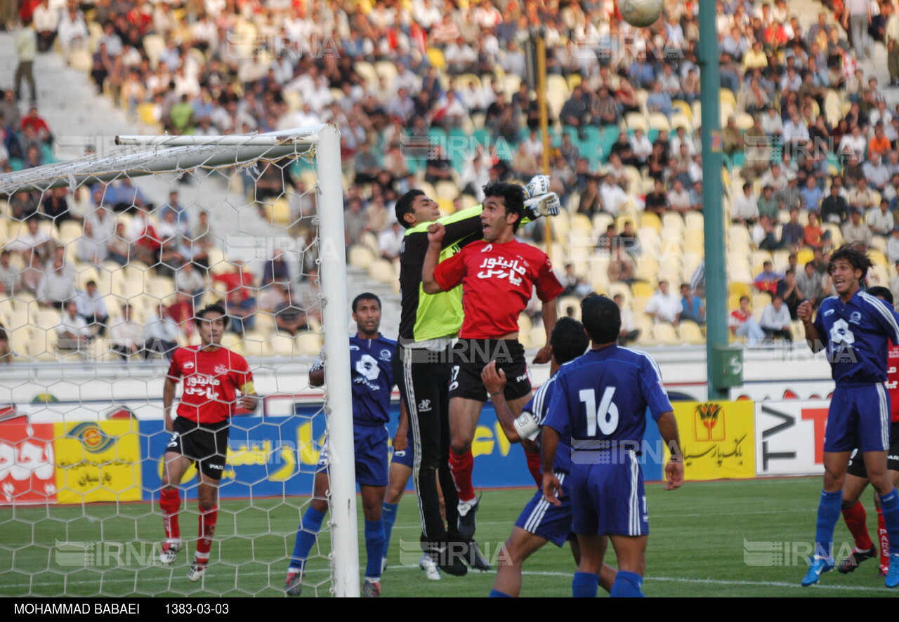 مسابقه فوتبال پیروزی تهران و استقلال اهواز